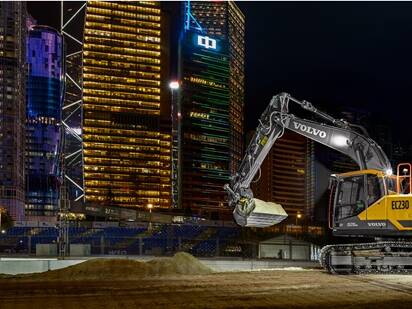Escavatore EC230 Electric al lavoro di notte per le ferrovie di Hong Kong