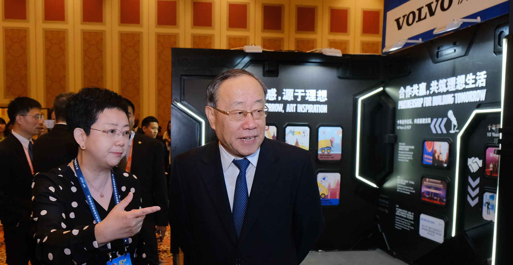 商务部副部长王炳南观赏沃尔沃展位