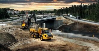 tombereau automoteur articulé Volvo A30 utilisé dans la construction routière, transportant des matériaux  avec une productivité et une stabilité élevées