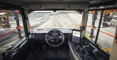 Kig ud over førerhusets indre i en rammestyret Volvo dumper set med førerens øjne, og som viser rattet og den indbyggede Co-Pilot.