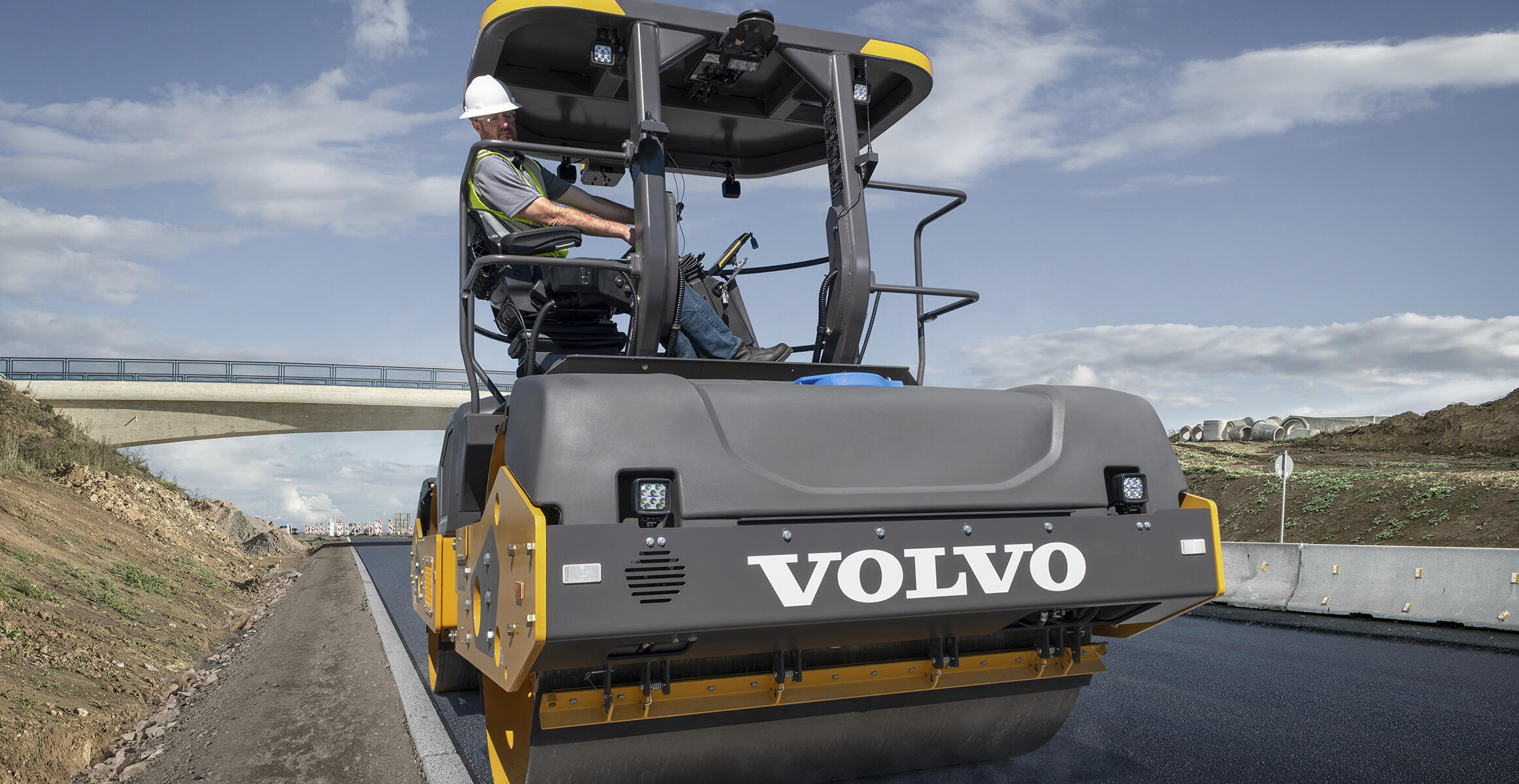 volvo-feature-asphalt-compactor-dd128-c-t4f-st4-ultimate-comfort-operate-with-ease-2324x1200