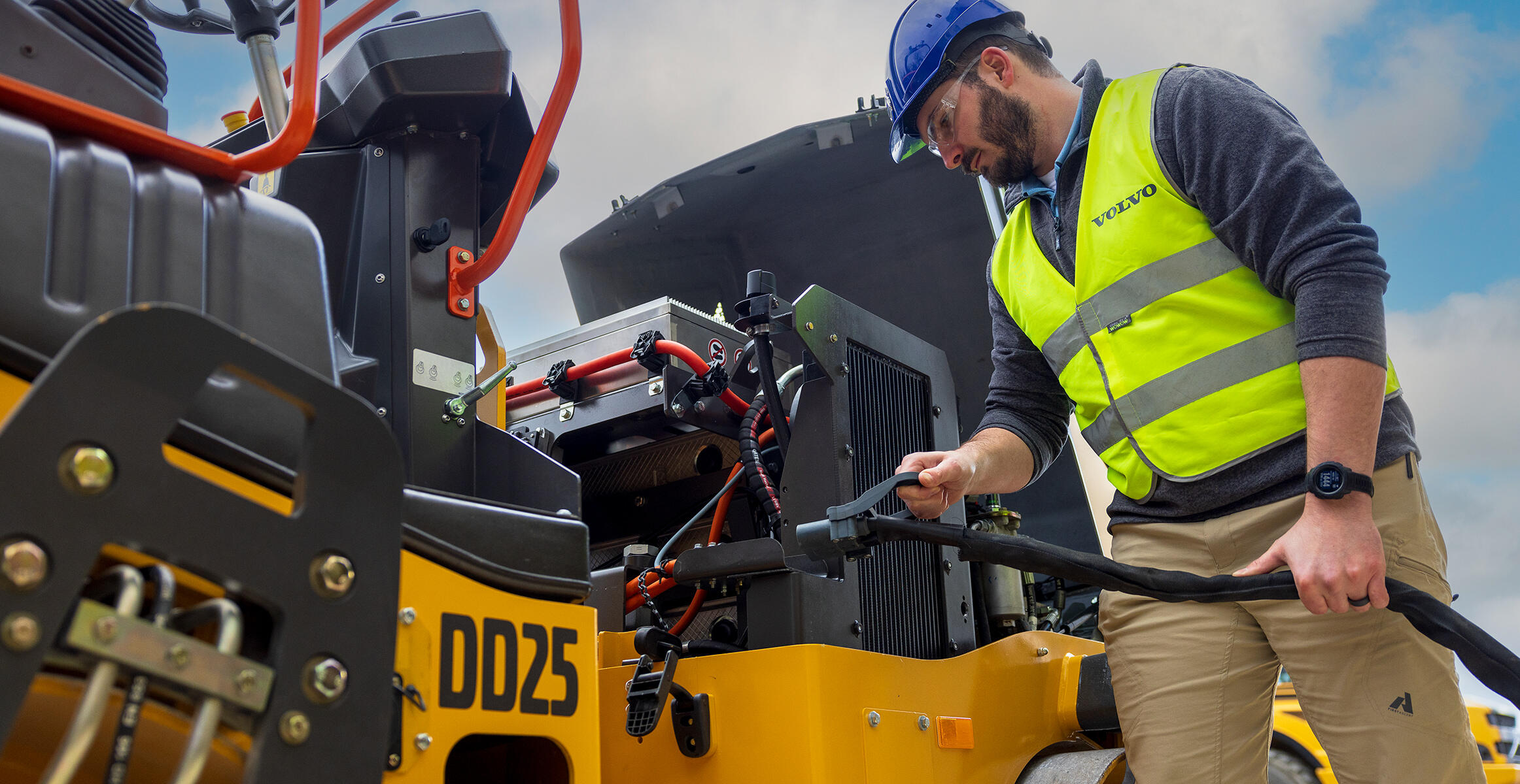 volvo-feature-asphalt-compactor-dd25-electric-reliable-charging-2324x1200