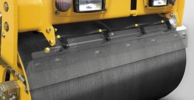 Front view of a DD25B asphalt compactor showing the pressurized water system