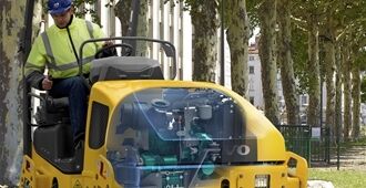 Front view of a DD25B asphalt compactor showing the engine placement