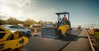 A PT125C tyre roller surfacing an highway asphalt