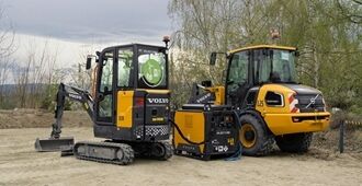 Due macchine compatte elettriche, ECR25 e L25, si ricaricano simultaneamente tramite la power unit Volvo PU40.