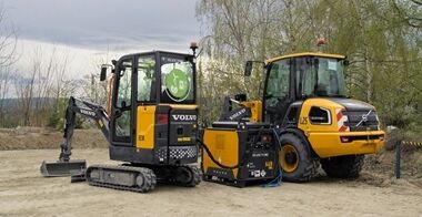 Due macchine compatte elettriche, ECR25 e L25, si ricaricano simultaneamente tramite la power unit Volvo PU40.