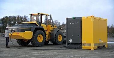 Una pala gommata Volvo L120 Electric in ricarica su una power unit PU500.