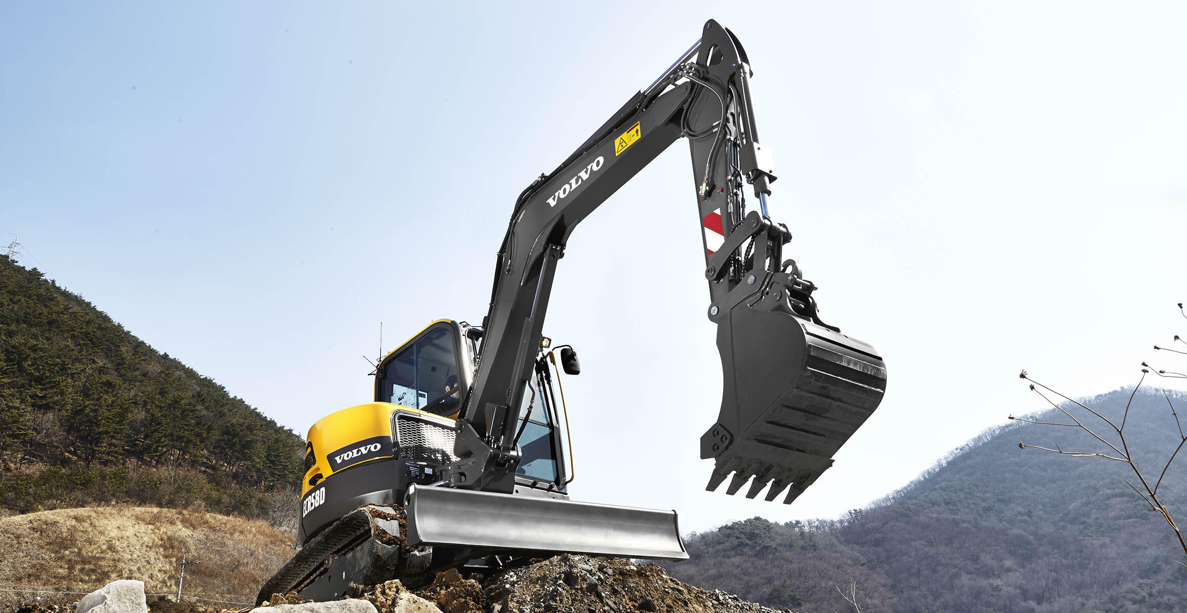 volvo-features-compact-excavator-ecr58d-t3-ecr88d-t4f-tractive-force-hydraulics-2324x1200