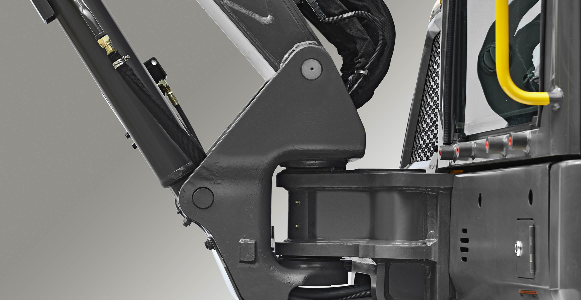 volvo-features-compact-excavator-ecr88dpro-t4f-single-pivot-pin-stability-2324x1200