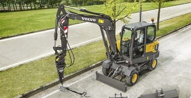 volvo-benefits-compact-excavator-ew60e-t4f-attachments-versatility-2324x1200