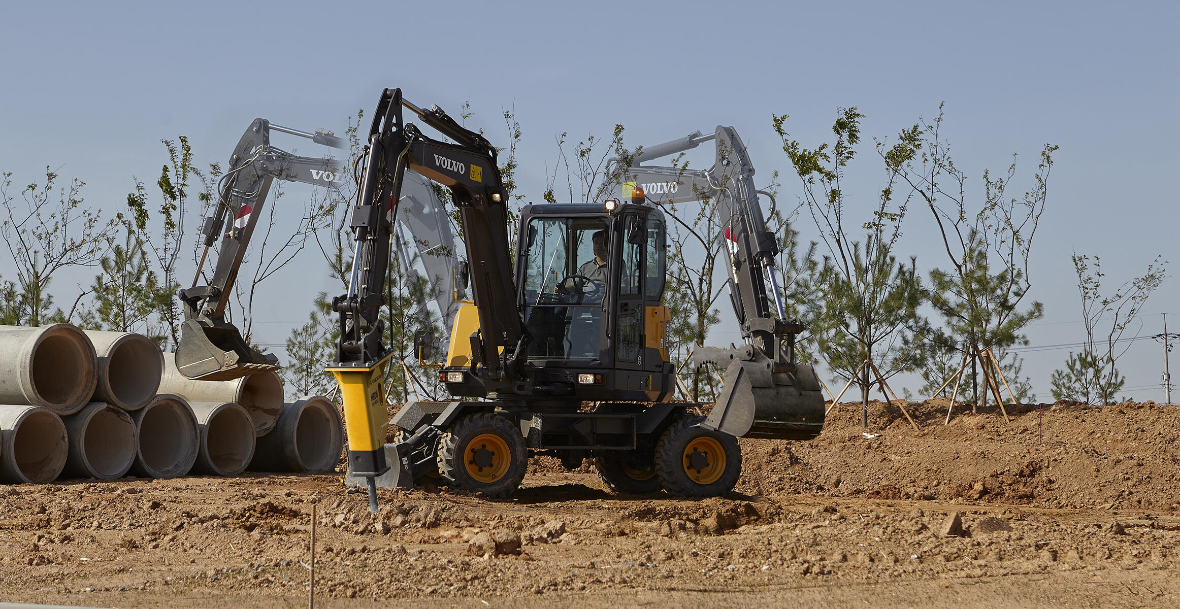 volvo-features-compact-excavator-ew60e-t4f-versatility-boosted-performance-2324x1200