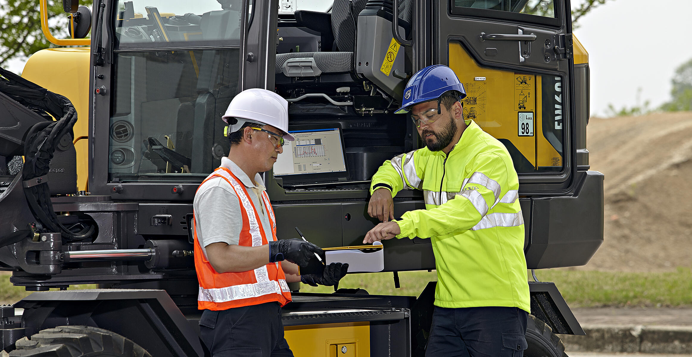 volvo-features-compact-excavator-ew60epro-t4f-matris-and-vcads-pro-serviceability-2324x1200