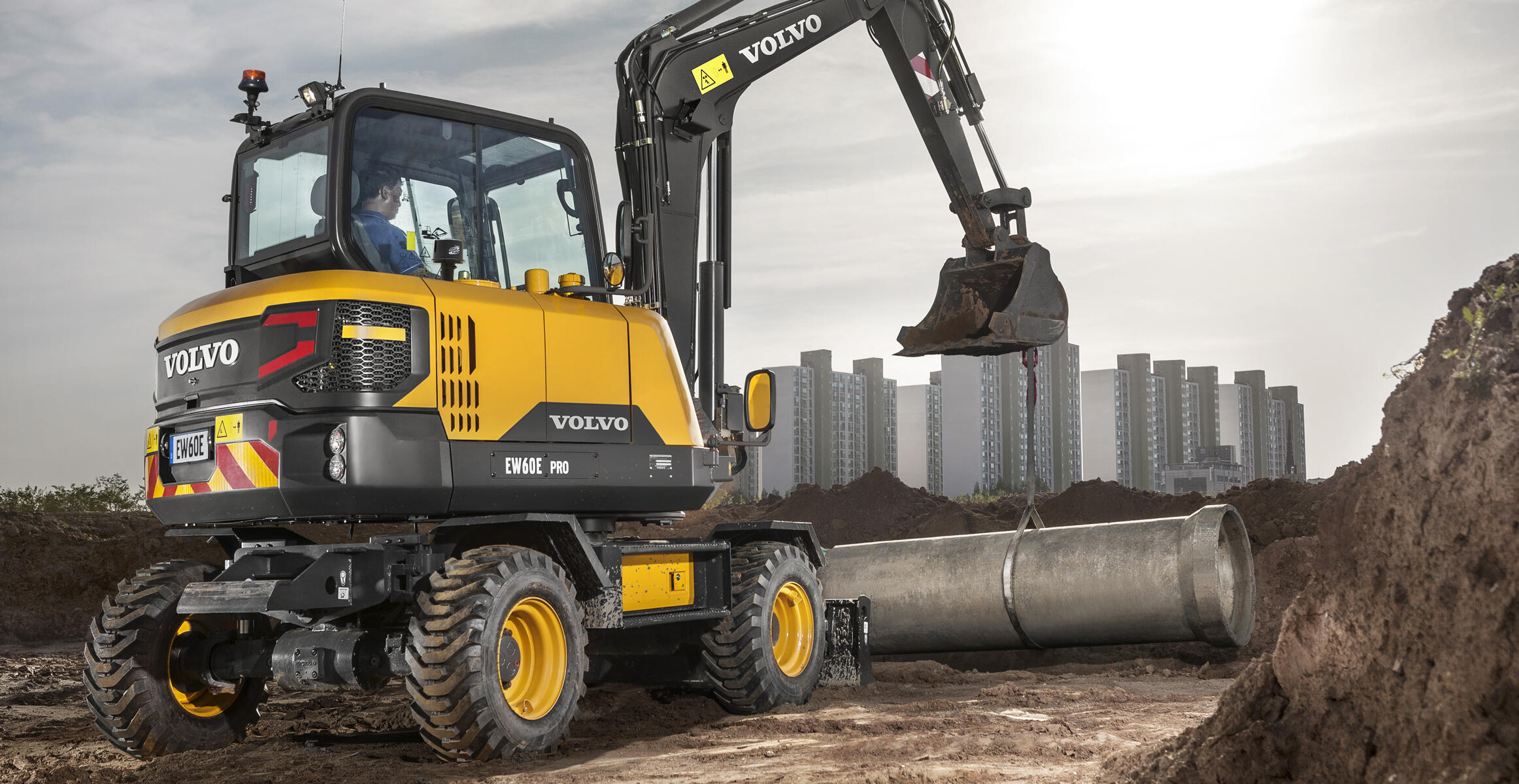 volvo-features-compact-excavator-ew60epro-t4f-versatility-boosted-performance-2324x1200