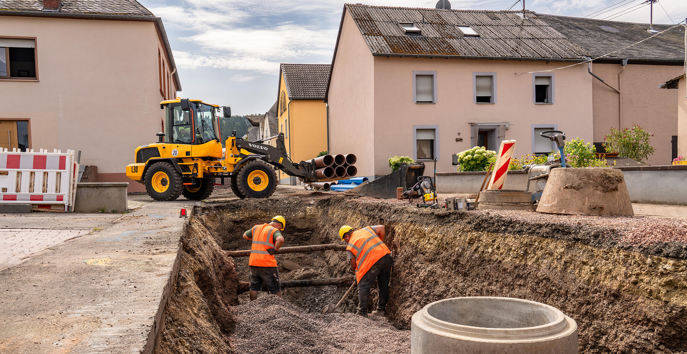 Volvo L30 Compact Wheel Loader working close to a trench on a confined construction site.