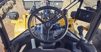 Vue intérieure de la cabine de conduite du modèle Volvo L30 L35, dotée de commandes intuitives, d'un écran clair et d'une excellente visibilité.