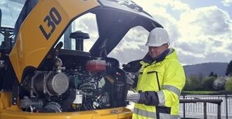 Vue arrière des modèles Volvo L30 L35 montrant les contrôles d'entretien faciles à effectuer dans le compartiment moteur depuis le niveau du sol.