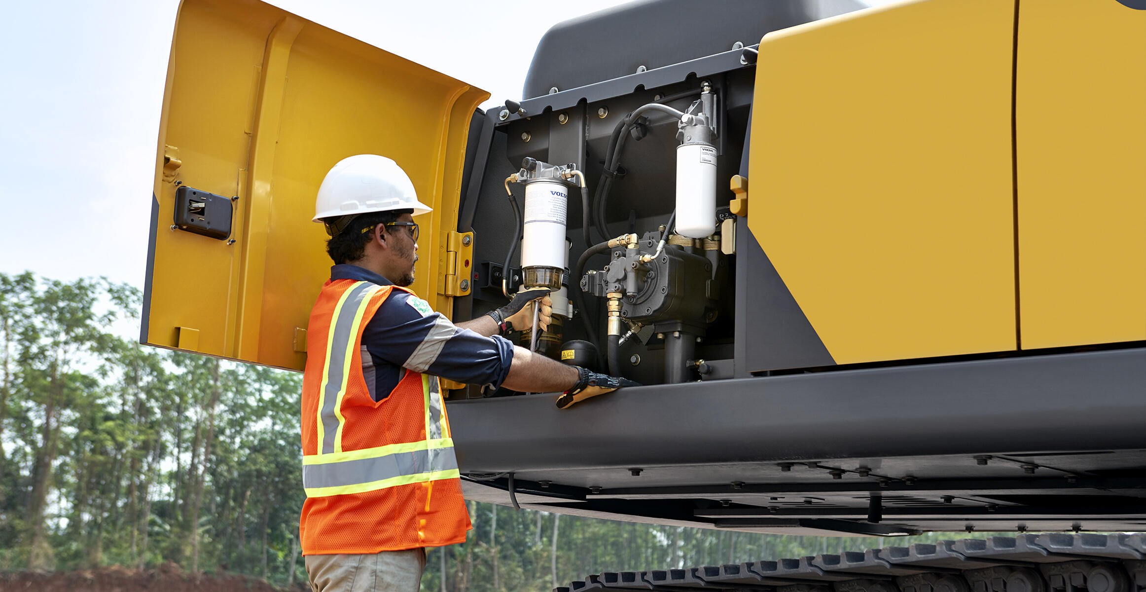 volvo-features-crawler-excavator-ec200d-t3-apac-service-made-simple-do-more-with-less-fuel-2324x1200