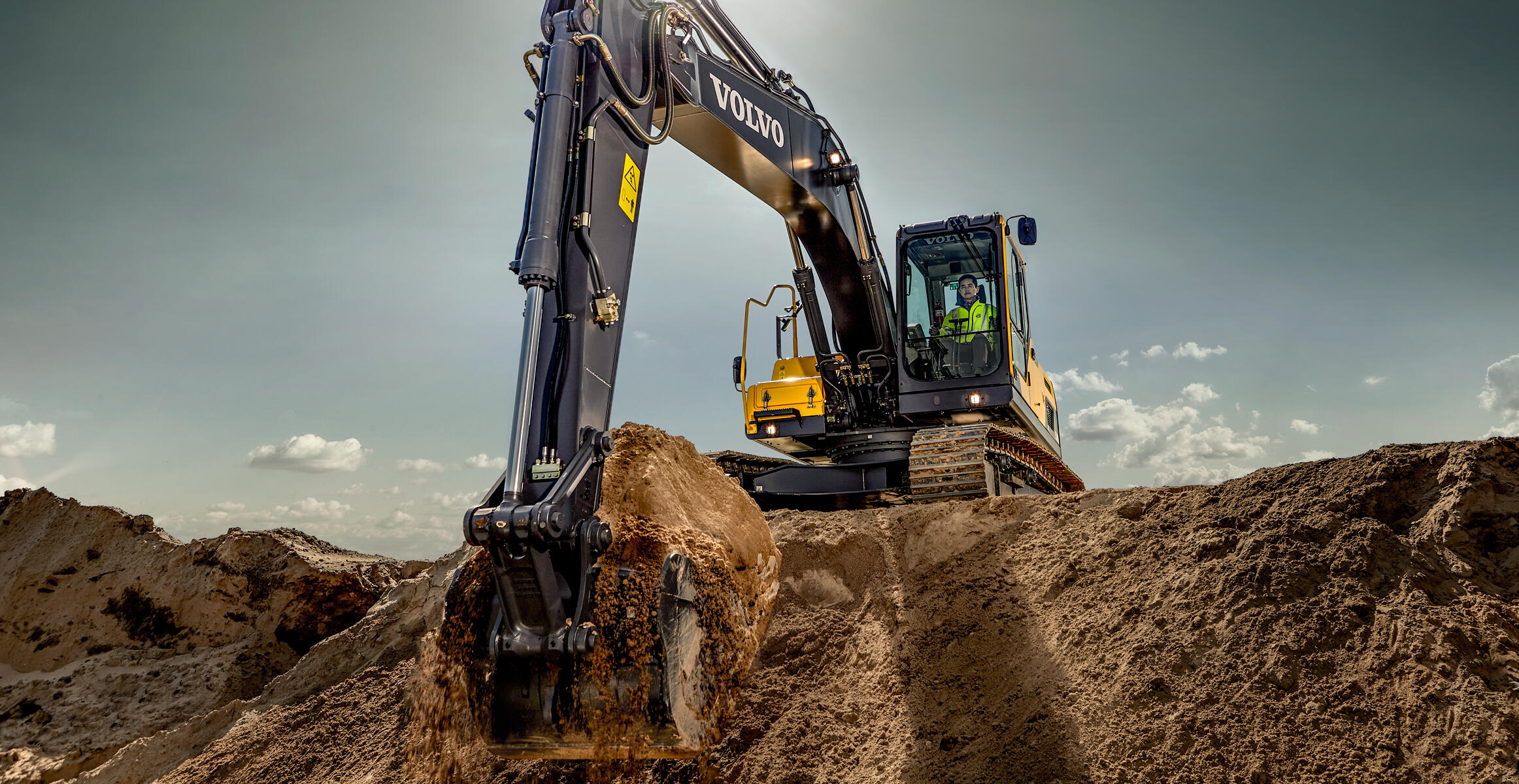 volvo-benefits-crawler-excavator-ec210d-t3-get-more-done-2324x1200