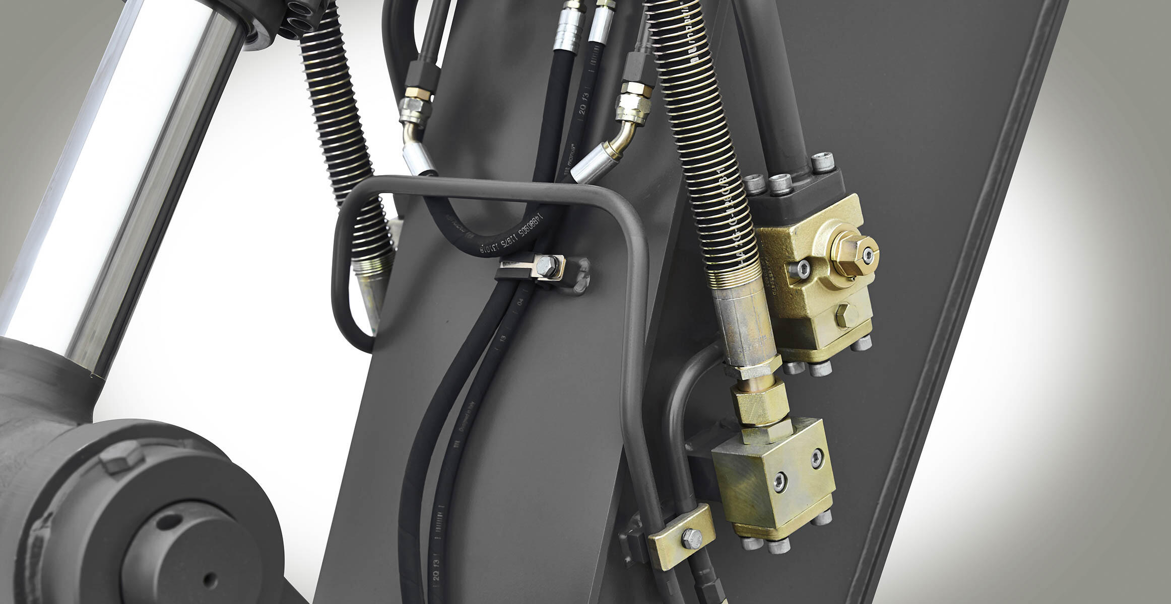 volvo-features-crawler-excavator-ec220e-t4f-sv-extra-piping-ultimate-tool-carrier-2324x1200