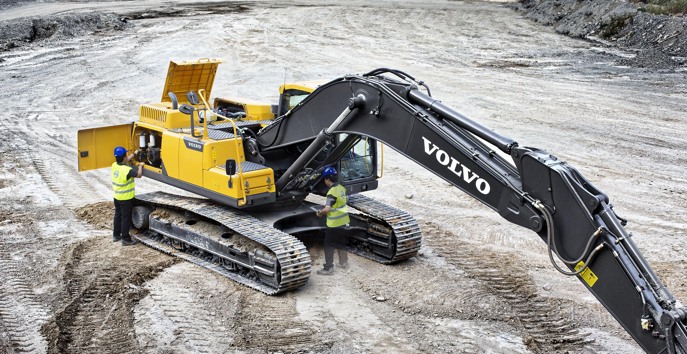 volvo-benefits-crawler-excavator-ec250d-t3-service-access-2324x1200