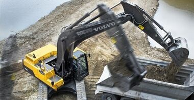 volvo-benefits-crawler-excavator-ec300d-t3-increased-power-2324x1200