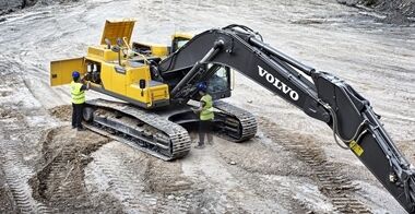 volvo-benefits-crawler-excavator-ec300d-t3-service-access-2324x1200