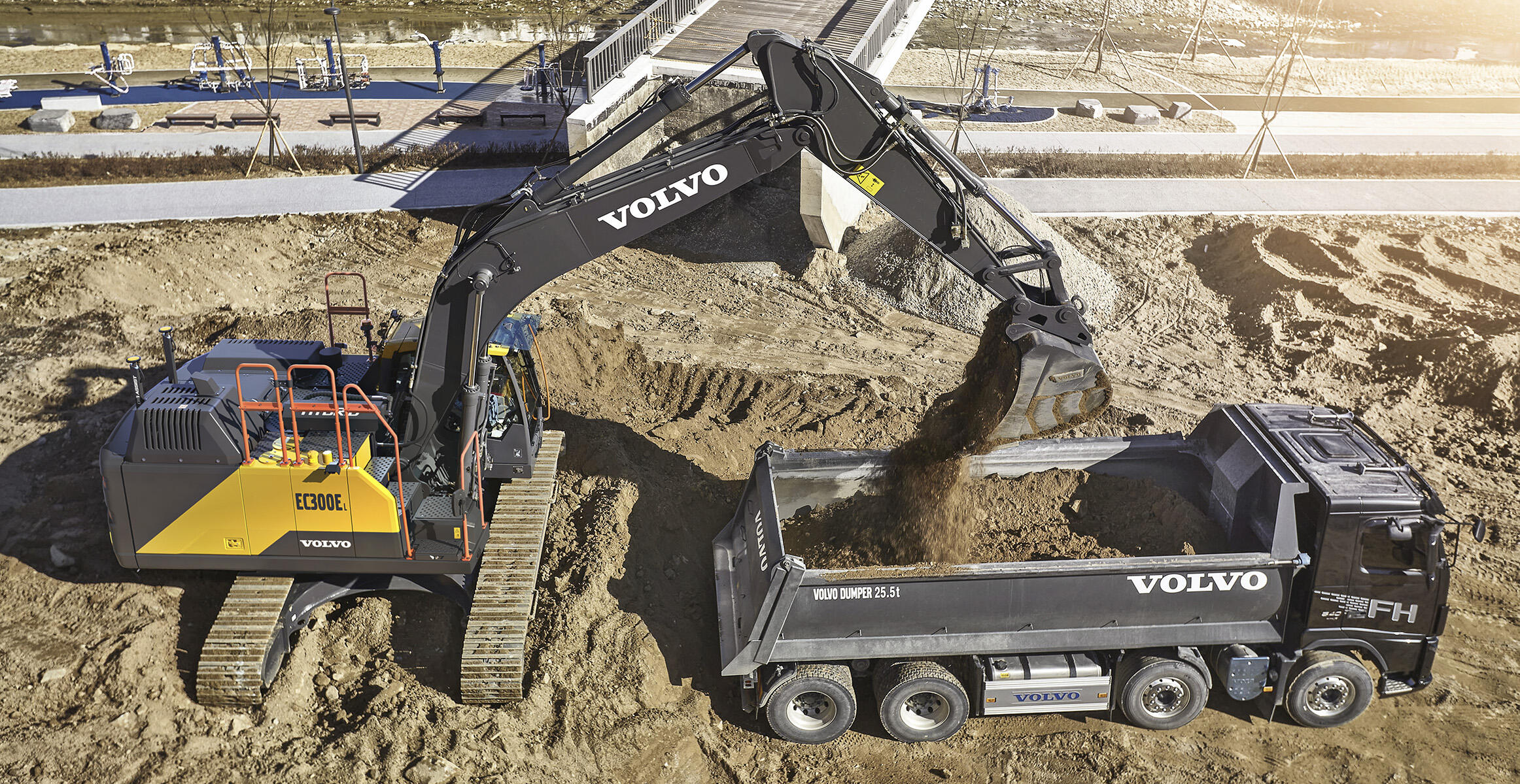 volvo-benefit-crawler-excavator-ec300e-hybrid-cleaner-and-greener-2324x1200