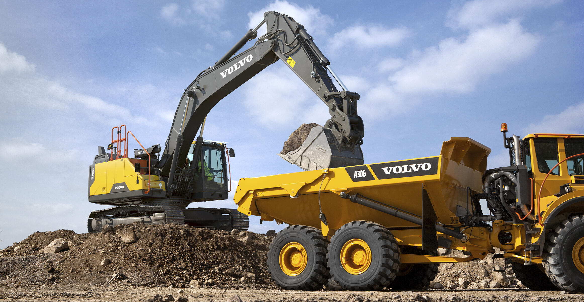 volvo-benefits-crawler-excavator-ec300e-hybrid-the-value-of-efficiency-2324x1200