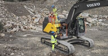 volvo-benefit-crawler-excavator-ec300-e-d8m-safety-inside-and-out-2324x1200