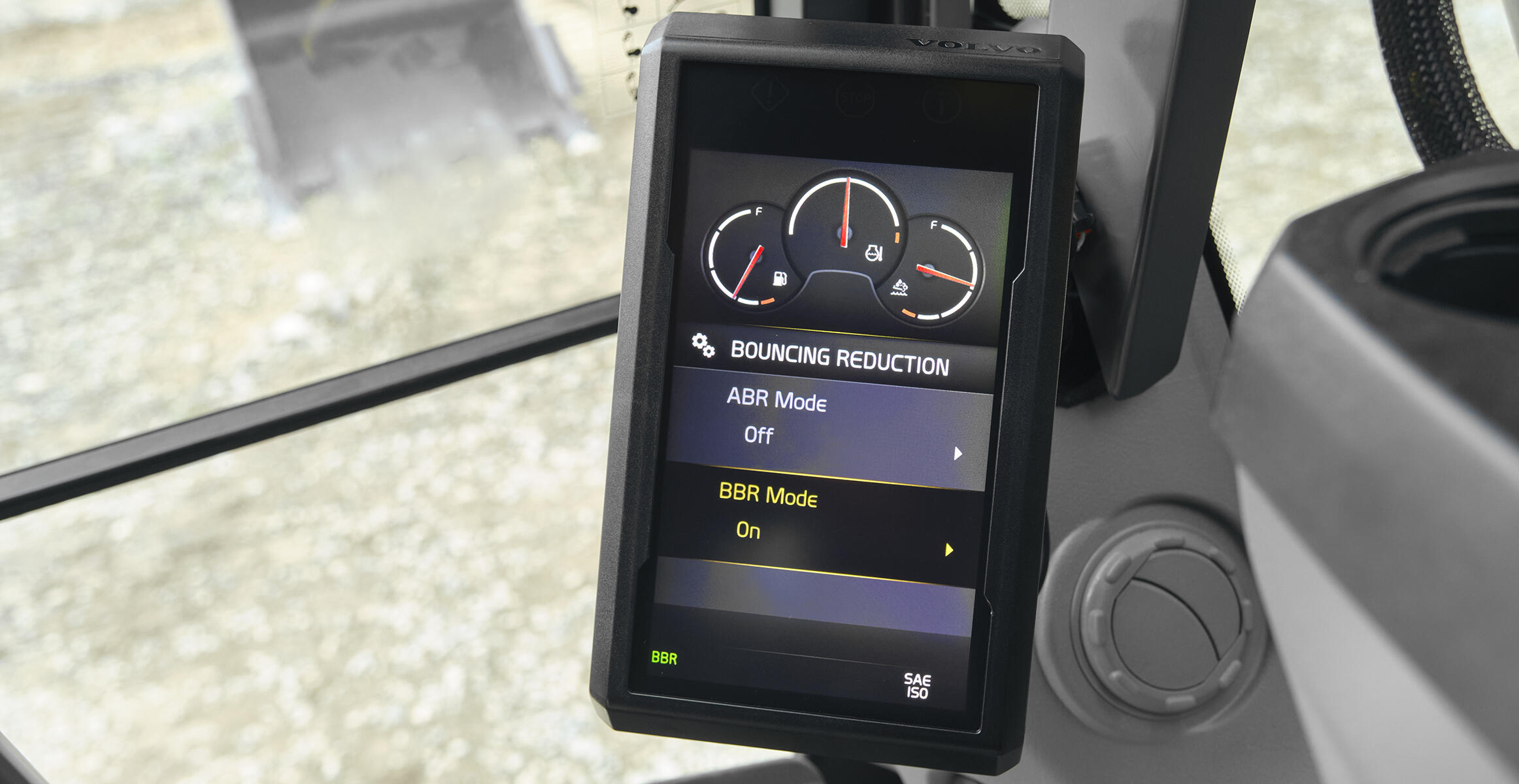 volvo-feature-crawler-excavator-ec250-ec300-e-d8m-a-smoother-shift-safety-inside-and-out-2324x1200