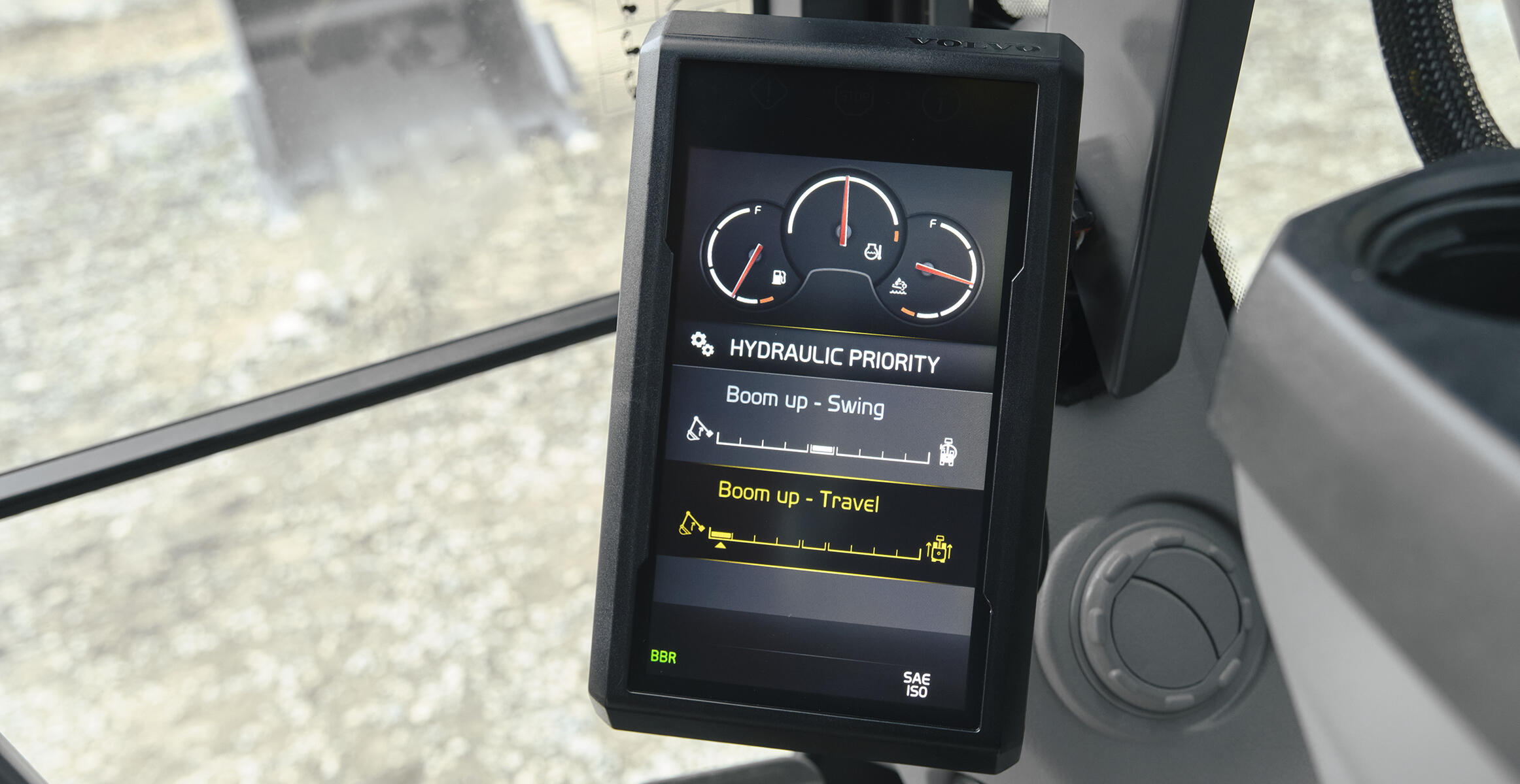 volvo-feature-crawler-excavator-ec250-ec300-e-d8m-more-responsiveness-more-fuel-efficiency-2324x1200