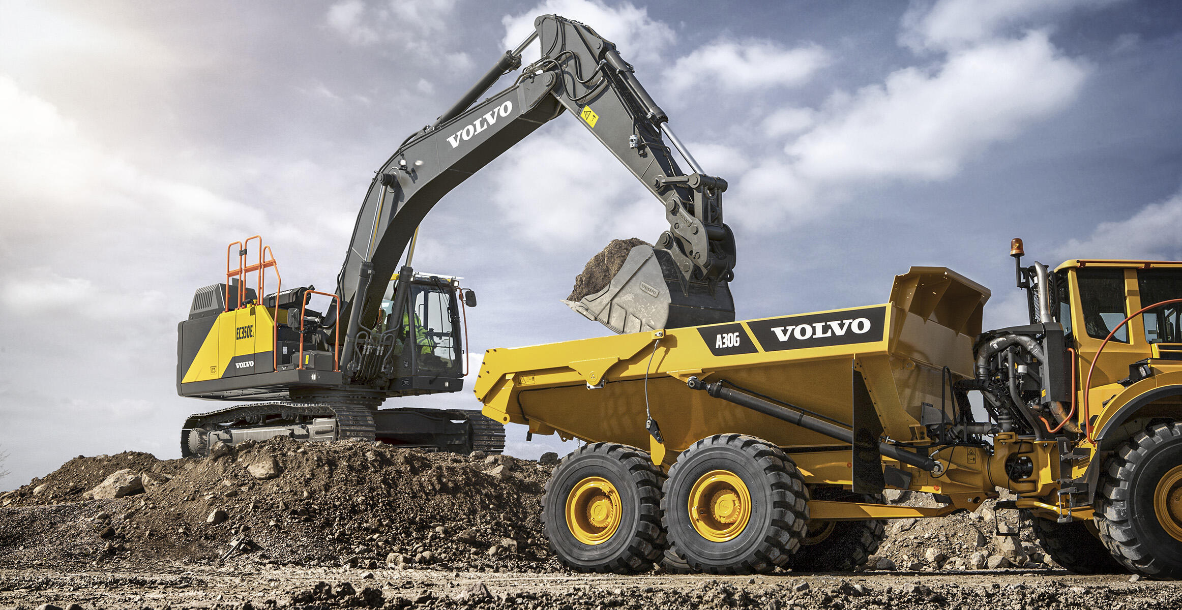 volvo-benefit-crawler-excavator-ec350e-hybrid-cleaner-and-greener-2324x1200