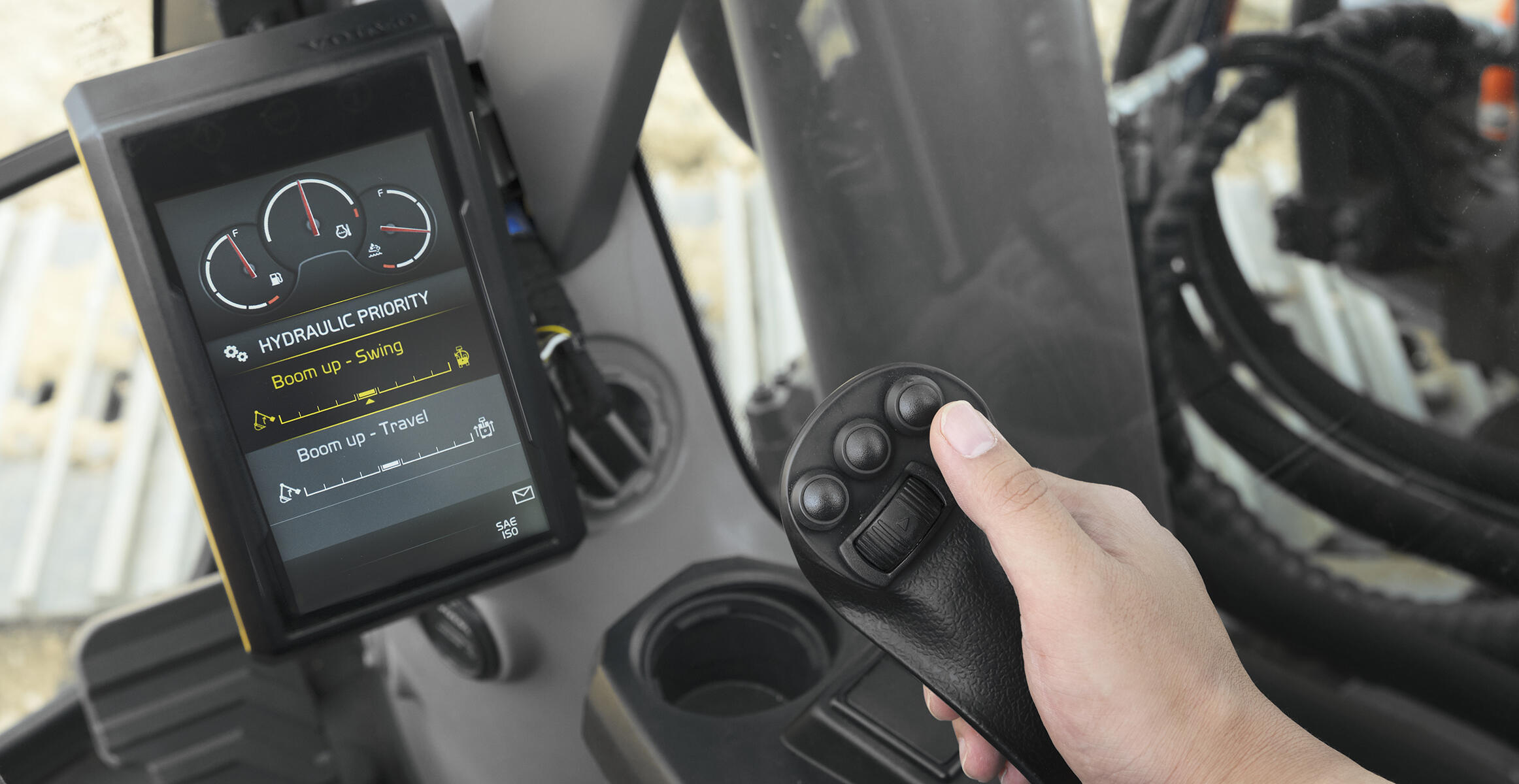 volvo-feature-crawler-excavator-ec350-e-d8m-adapt-to-the-job-a-purpose-built-35-tonner-2324x1200