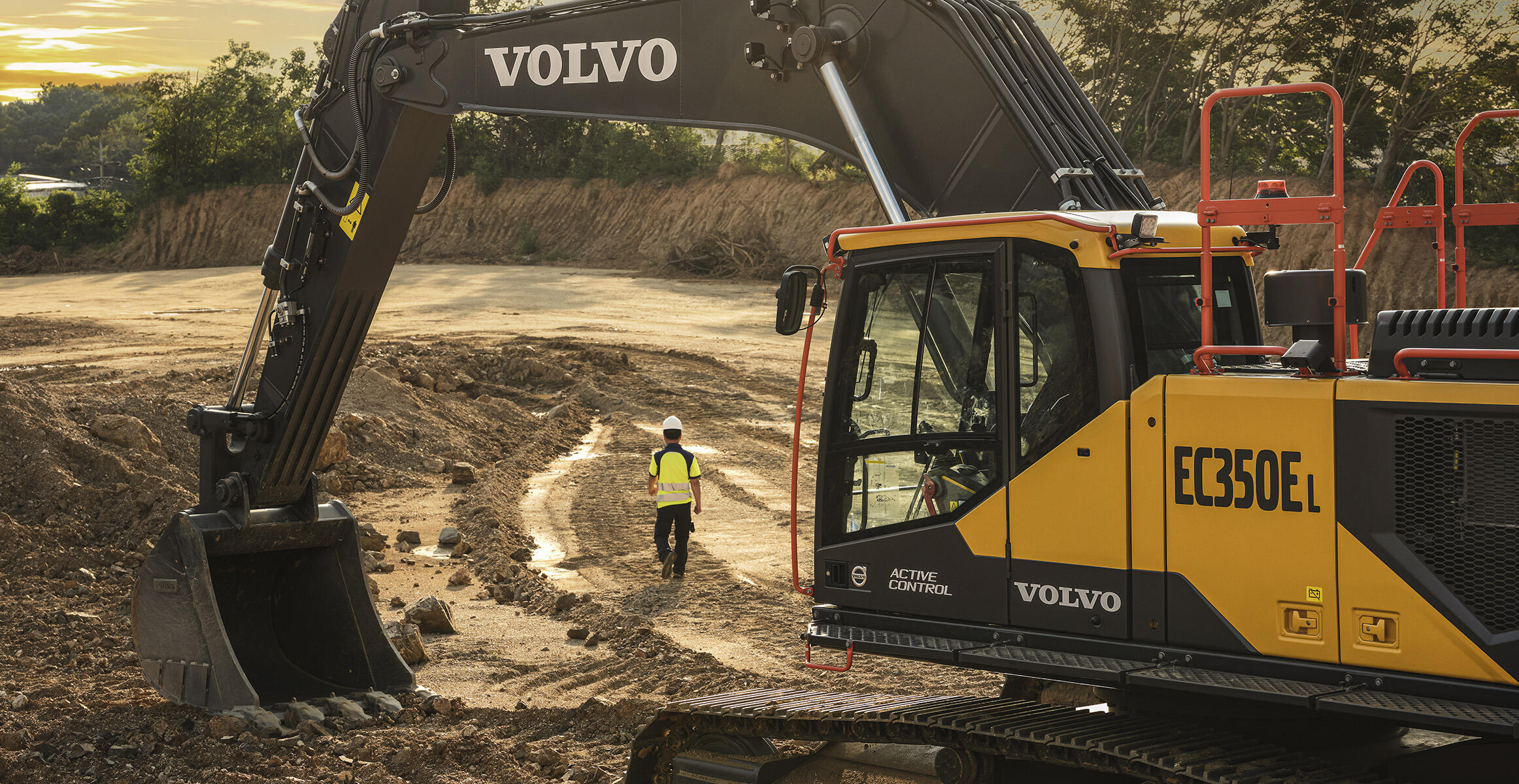 volvo-feature-crawler-excavator-ec350-e-d8m-engine-protection-simple-to-service-2324x1200