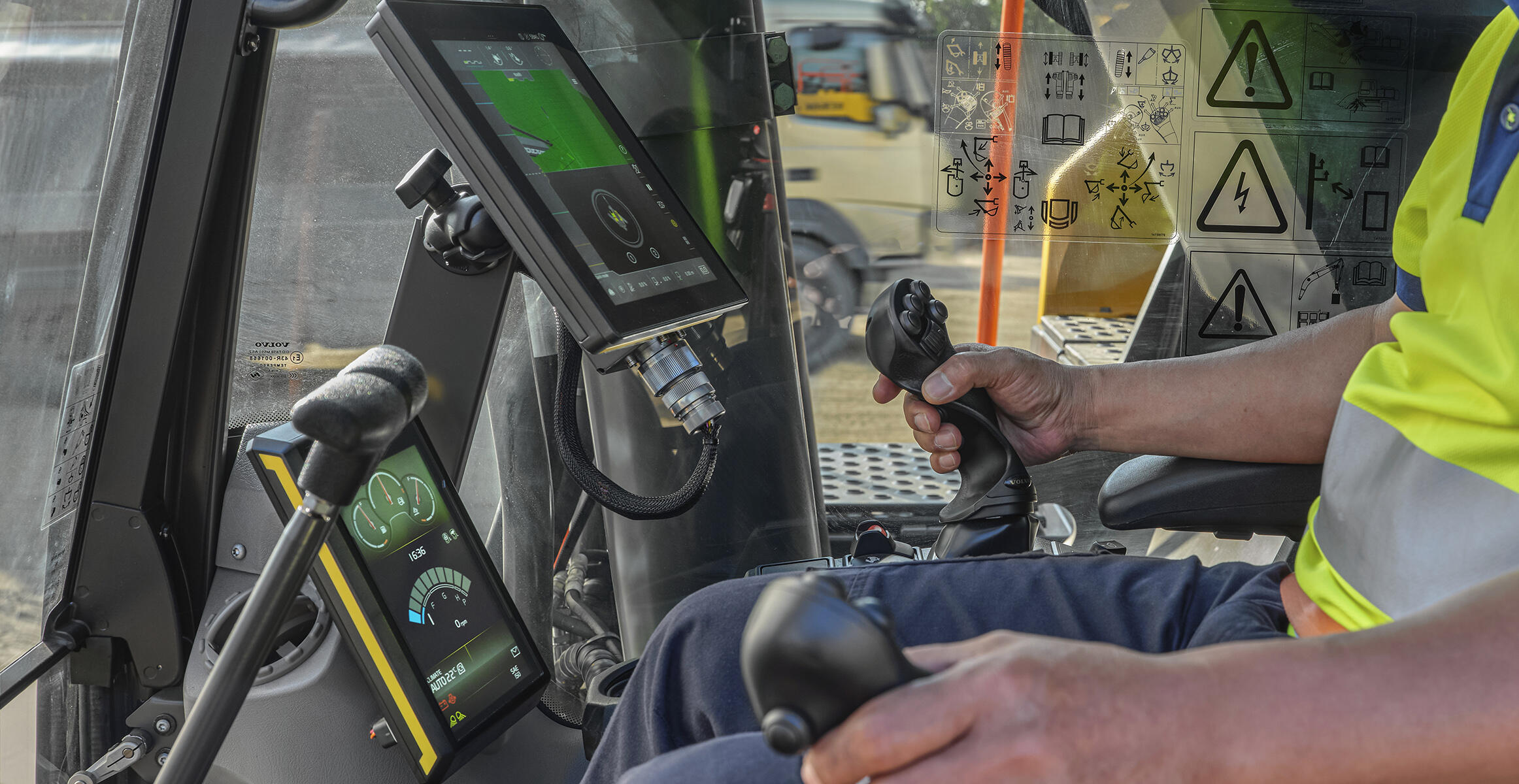 volvo-feature-crawler-excavator-ec350-e-d8m-industry-leading-visibility-easy-as-one-two-three-2324x1200