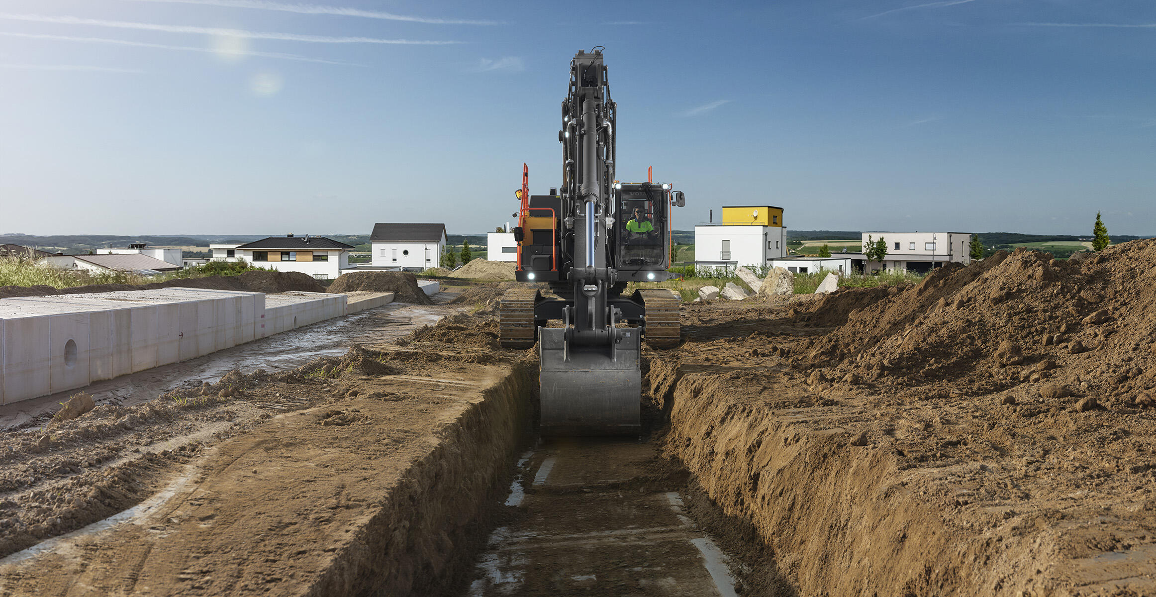 volvo-feature-crawler-excavator-ec350-e-d8m-more-control-a-smoother-shift-2324x1200
