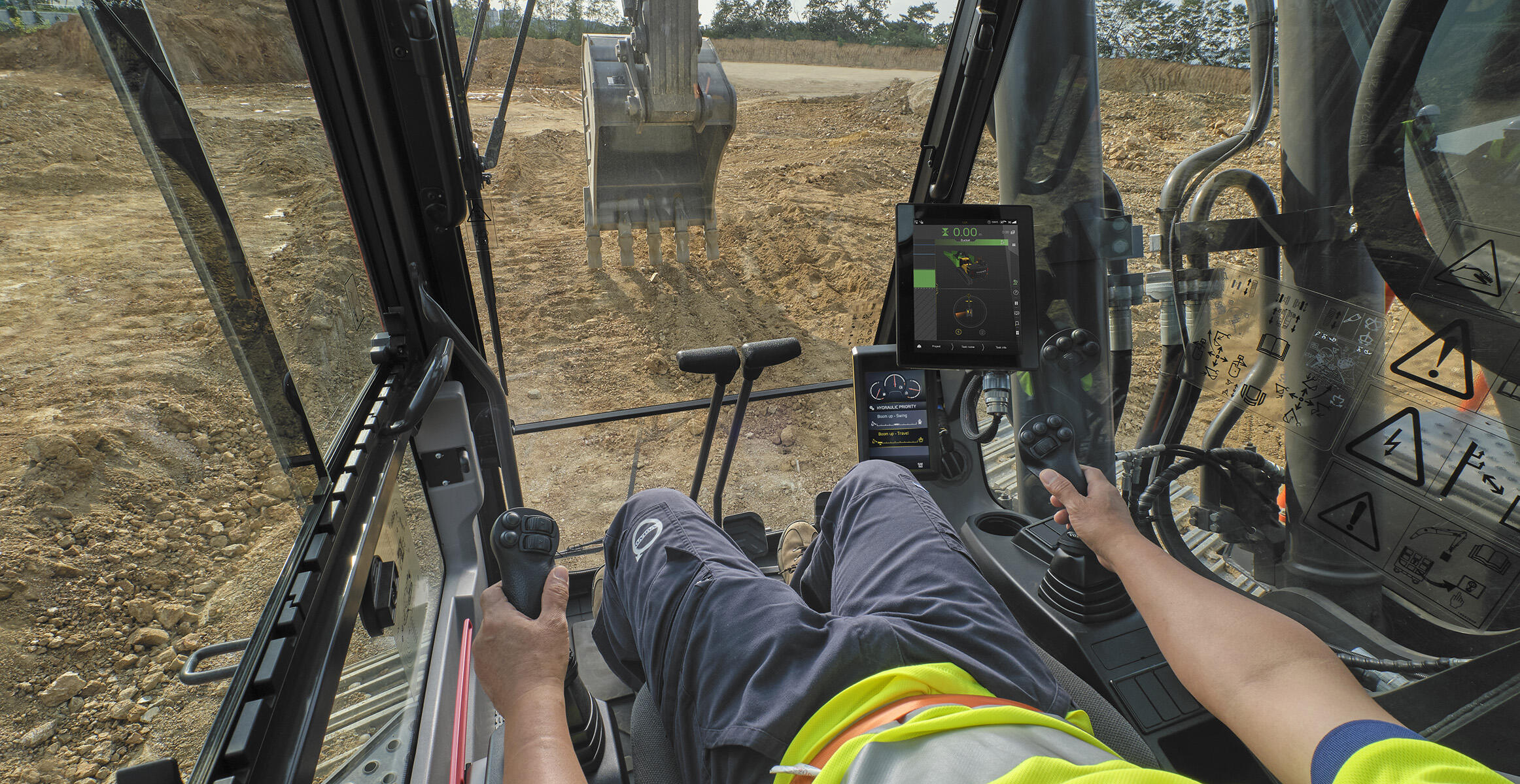 volvo-feature-crawler-excavator-ec350-e-d8m-more-precision-a-smoother-shift-2324x1200