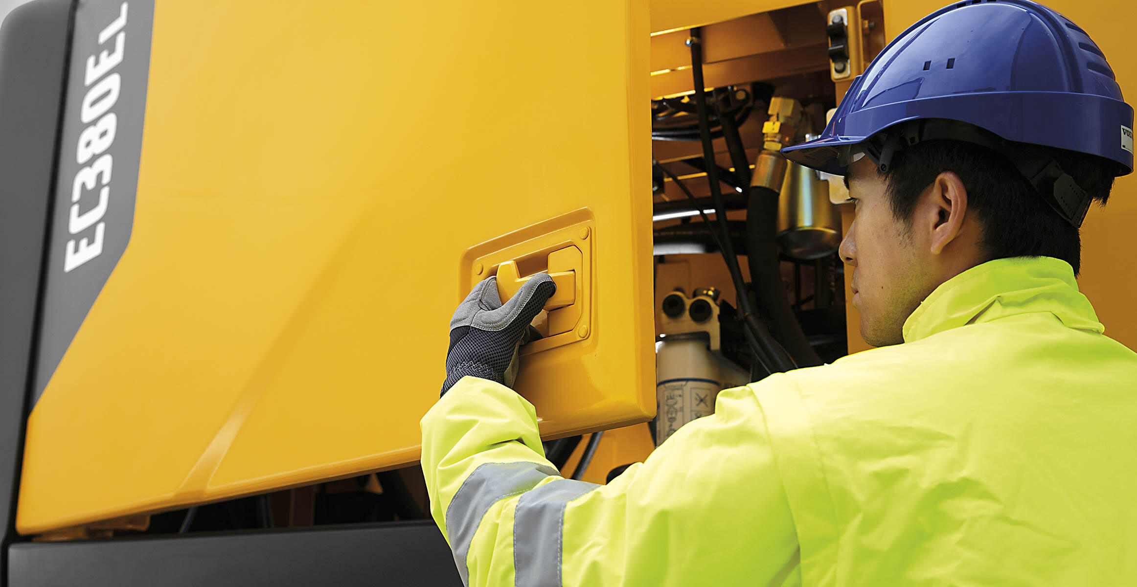 volvo-features-crawler-excavator-ec350e-ec380e-t4f-sv-doors-and-hinges-reinforced-undercarriage-2324x1200