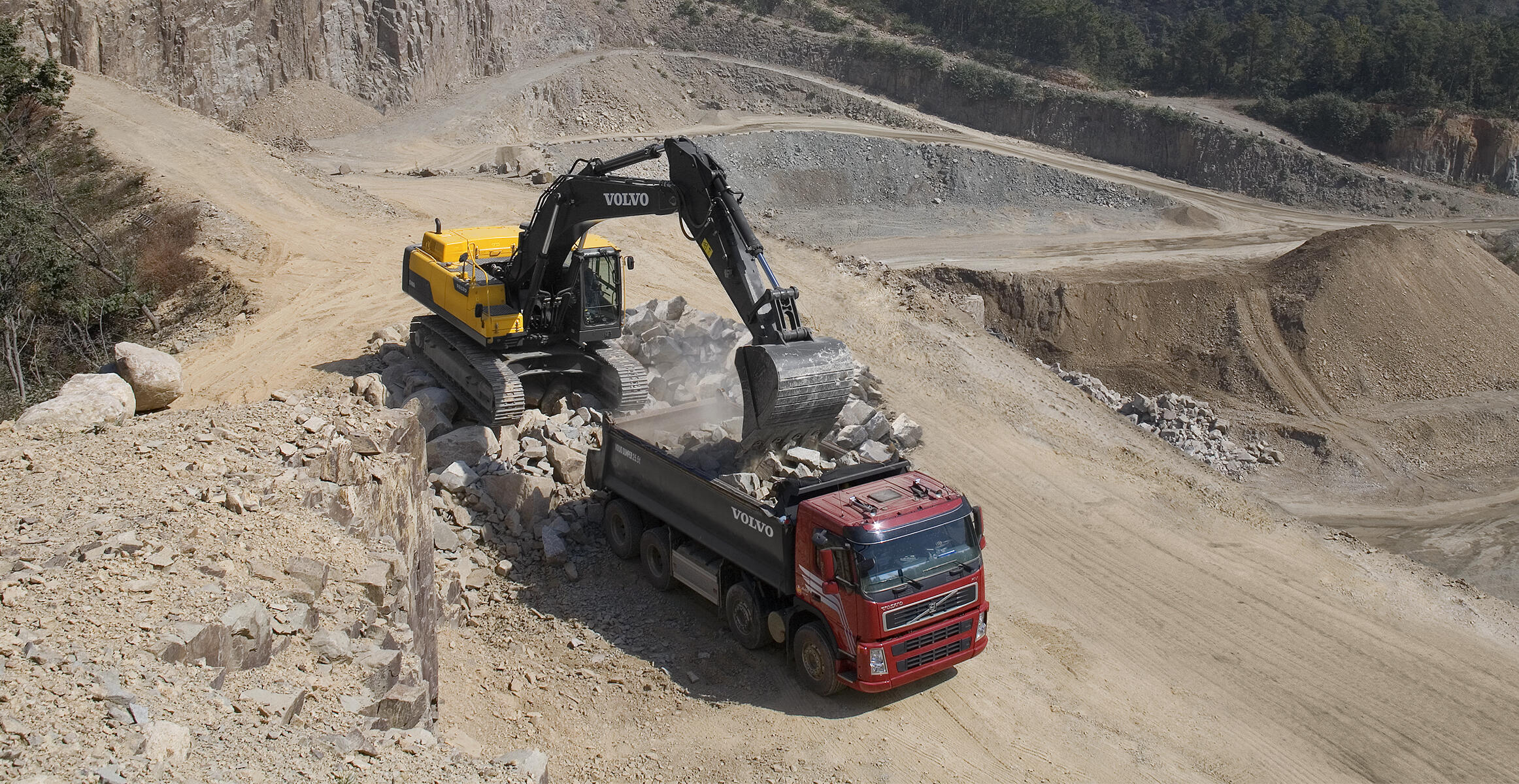 volvo-benefits-crawler-excavator-ec380d-t3-fuel-efficiency-2324x1200