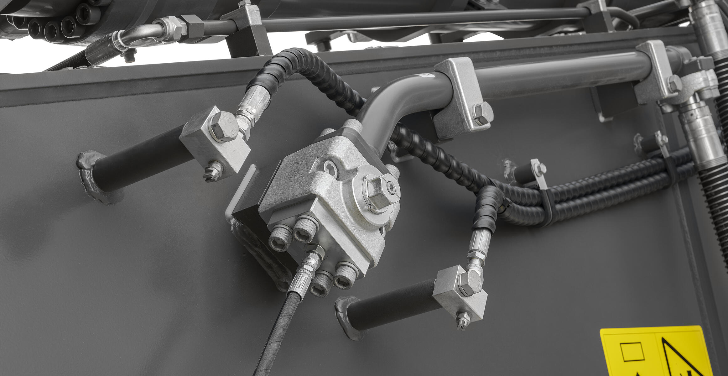 volvo-feature-crawler-excavator-ec300e-ec380e-straight-boom-dust-suppression-system-2324x1200