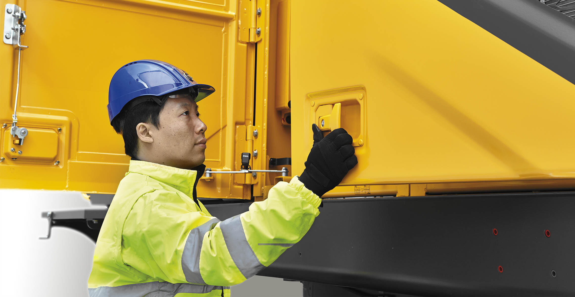 volvo-features-crawler-excavator-ec480e-t4f-sv-doors-and-hinges-reinforced-undercarriage-2324x1200