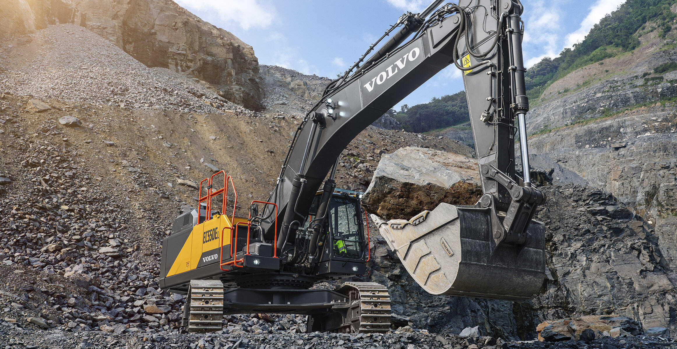 volvo-feature-crawler-excavator-ec530e-ec550e-carry-with-care-adapt-to-the-job-2324x1200