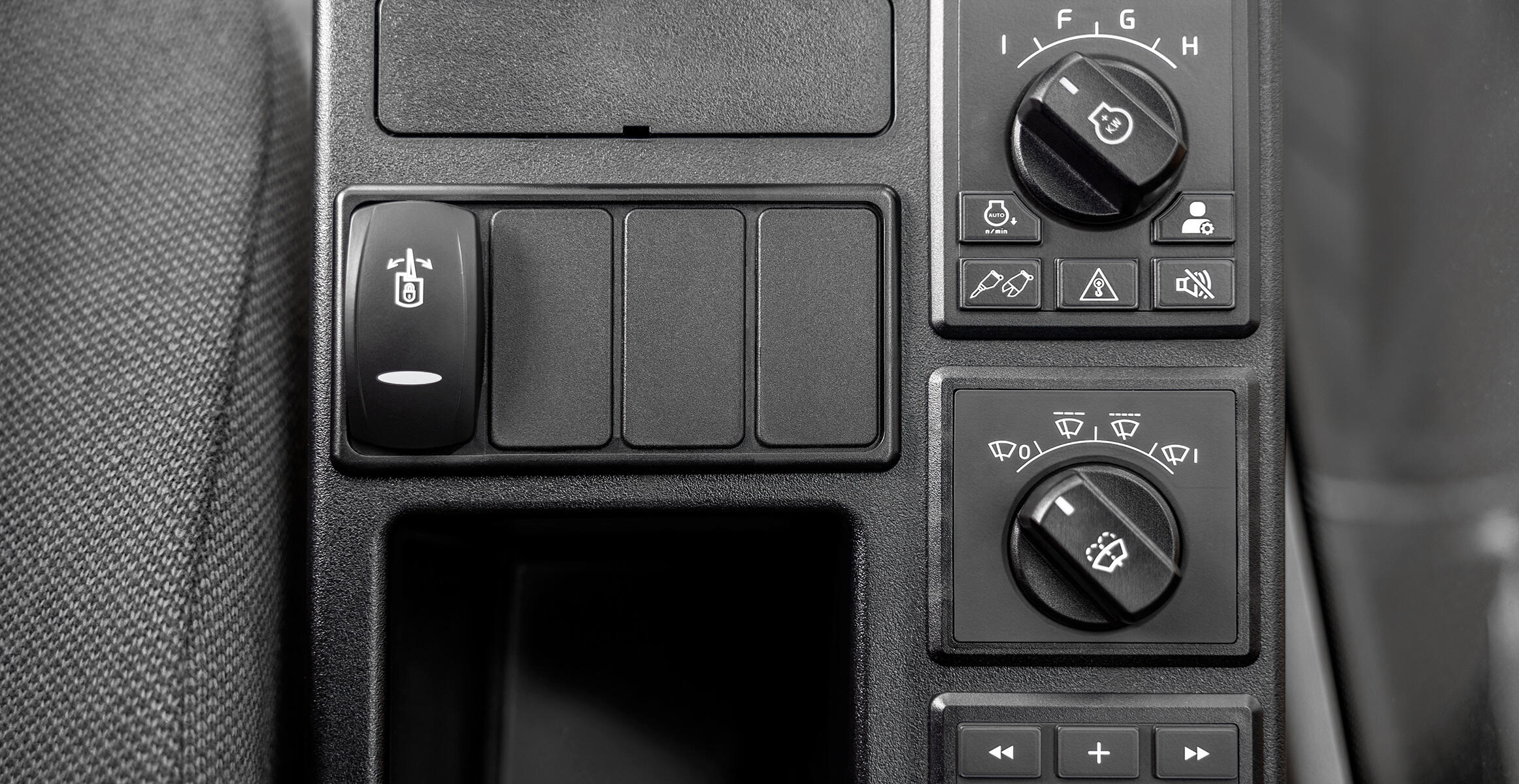 volvo-feature-crawler-excavator-ec550e-t3-india-work-in-confidence-industry-renowned-cab-2324x1200