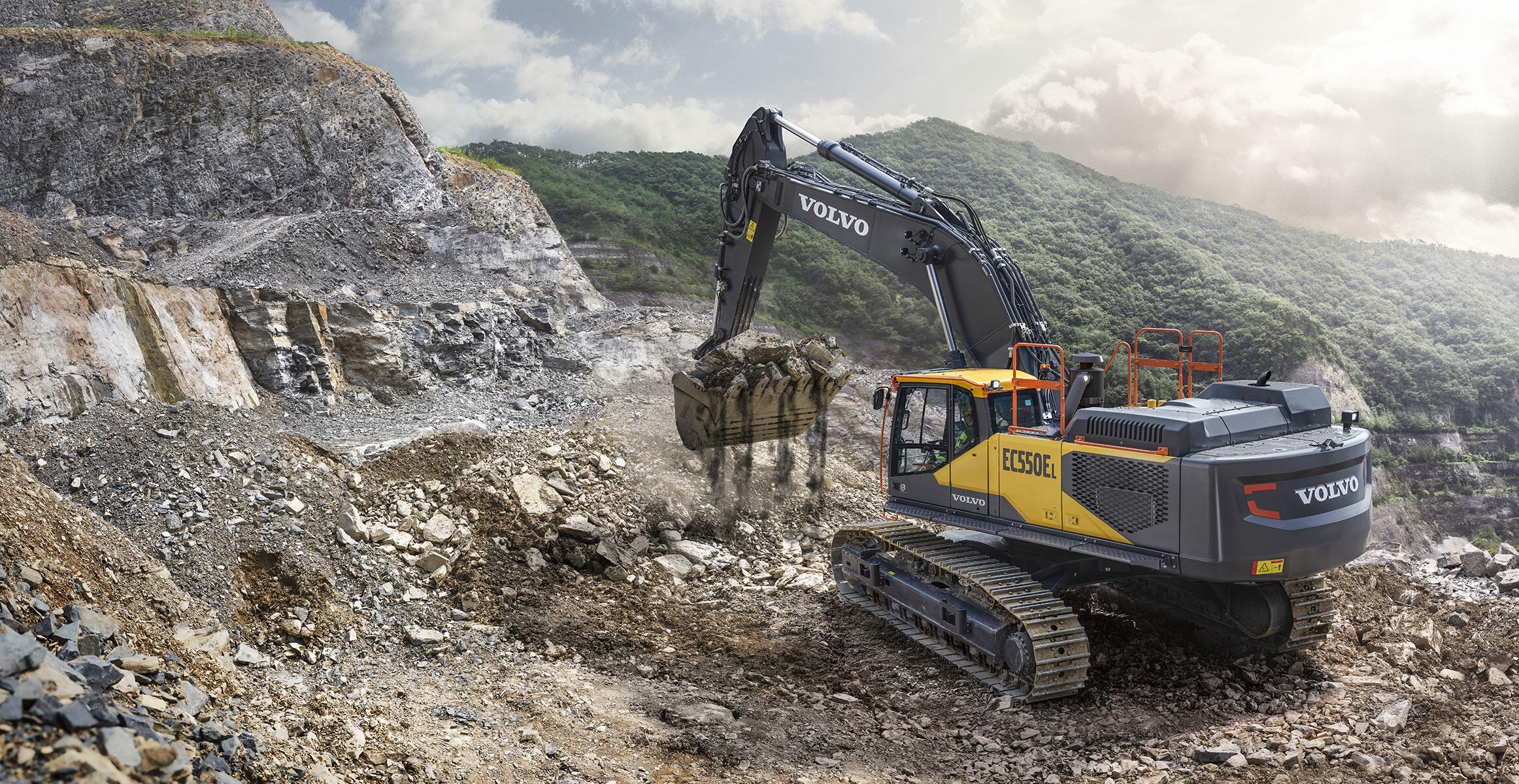 volvo-show-crawler-excavator-ec550e-t3-india-2324x1200