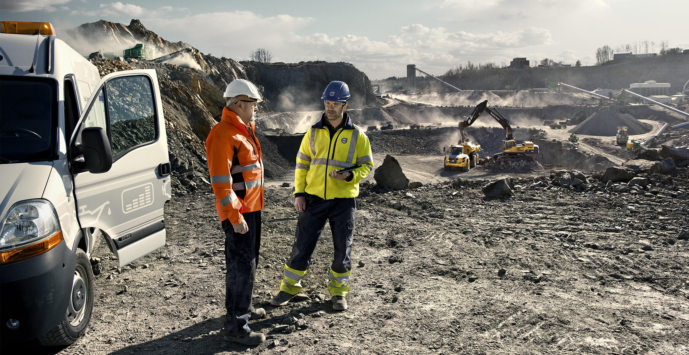 volvo-benefits-crawler-excavator-ecr235e-t4f-sv-customer-support-agreements-2324x1200