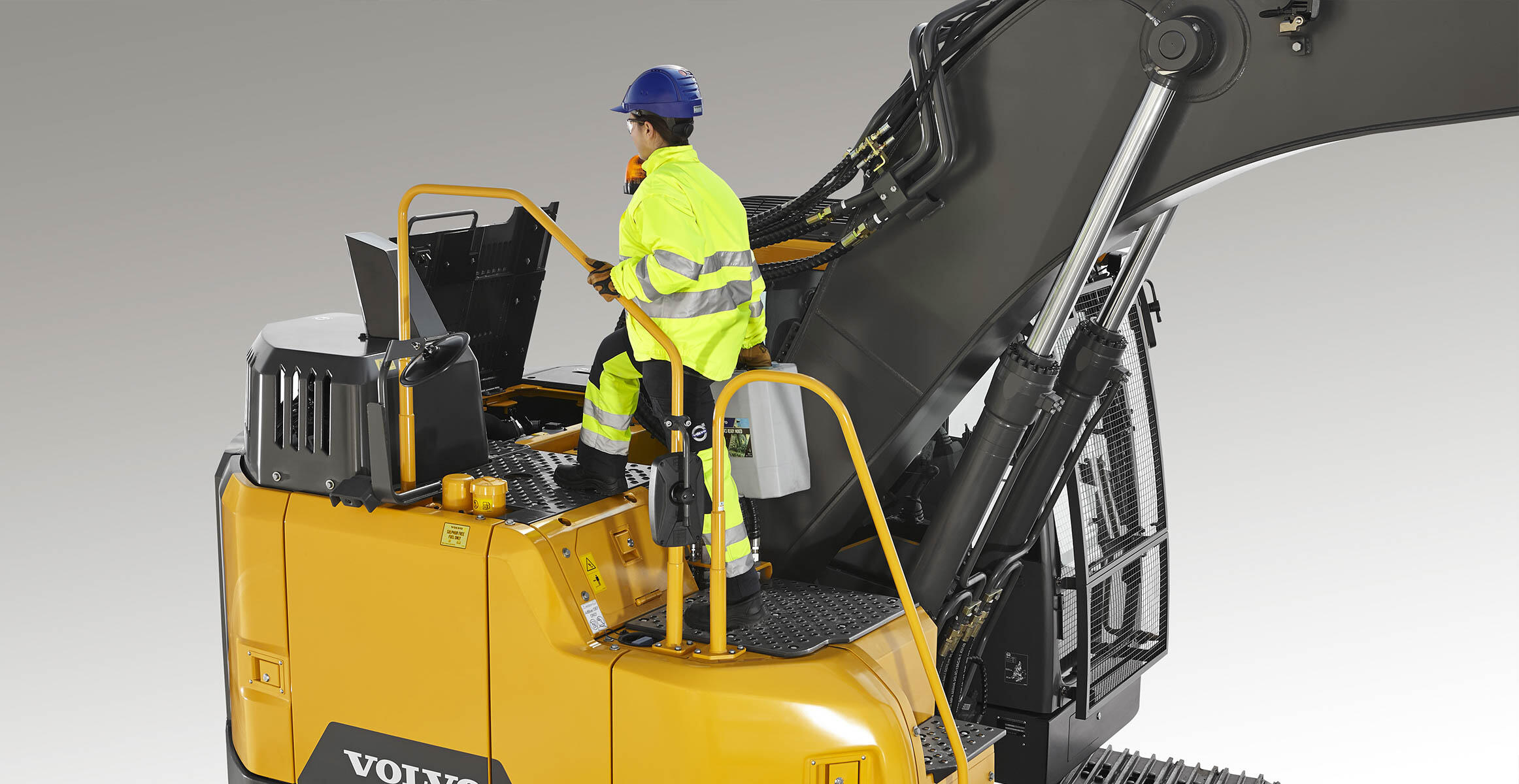 volvo-features-crawler-excavator-ecr145e-ecr235e-t4f-sv-safer-access-enhanced-hydraulics-2324x1200