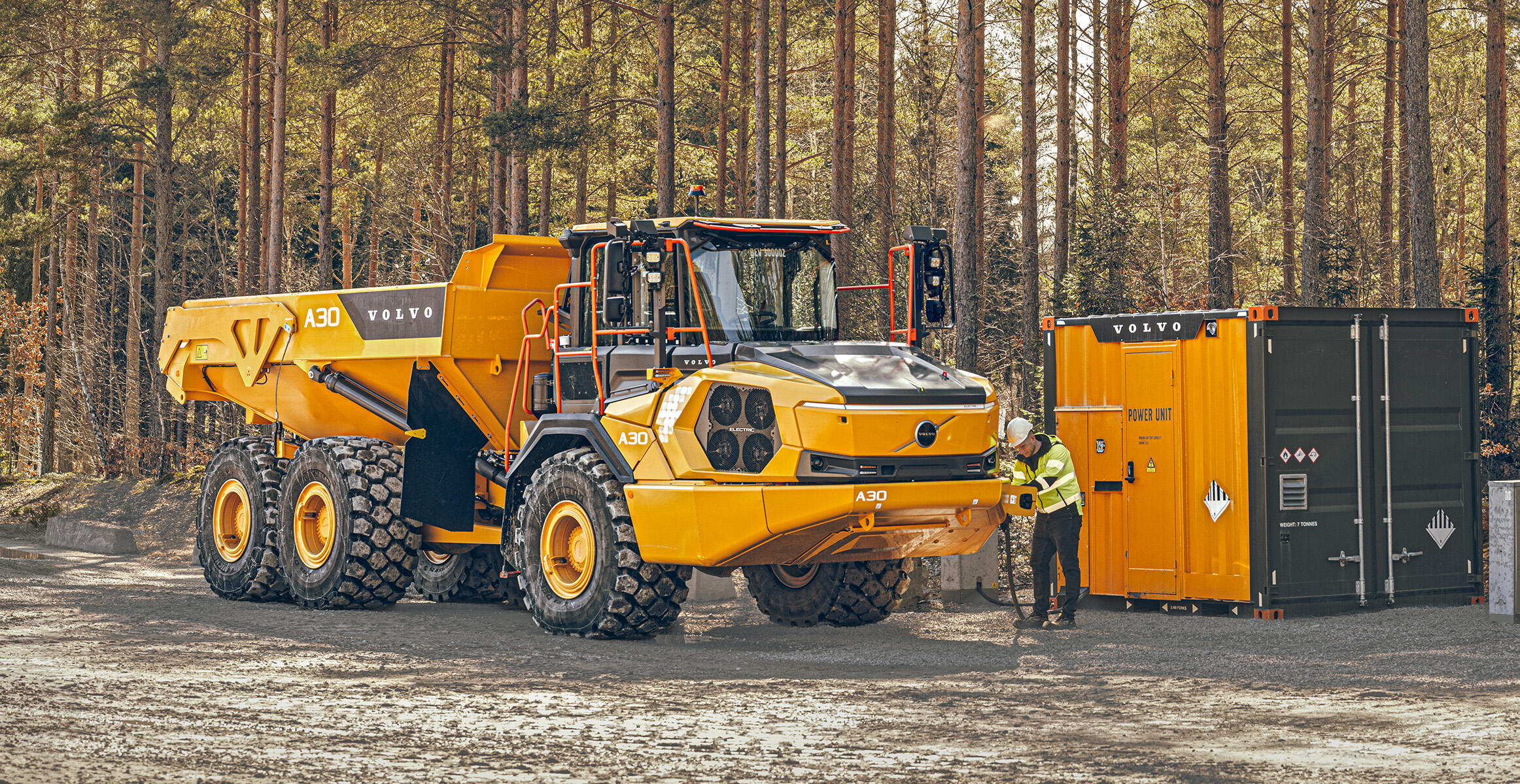 Une personne entame la recharge d'un nouveau tombereau articulé électrique Volvo A30 Electric