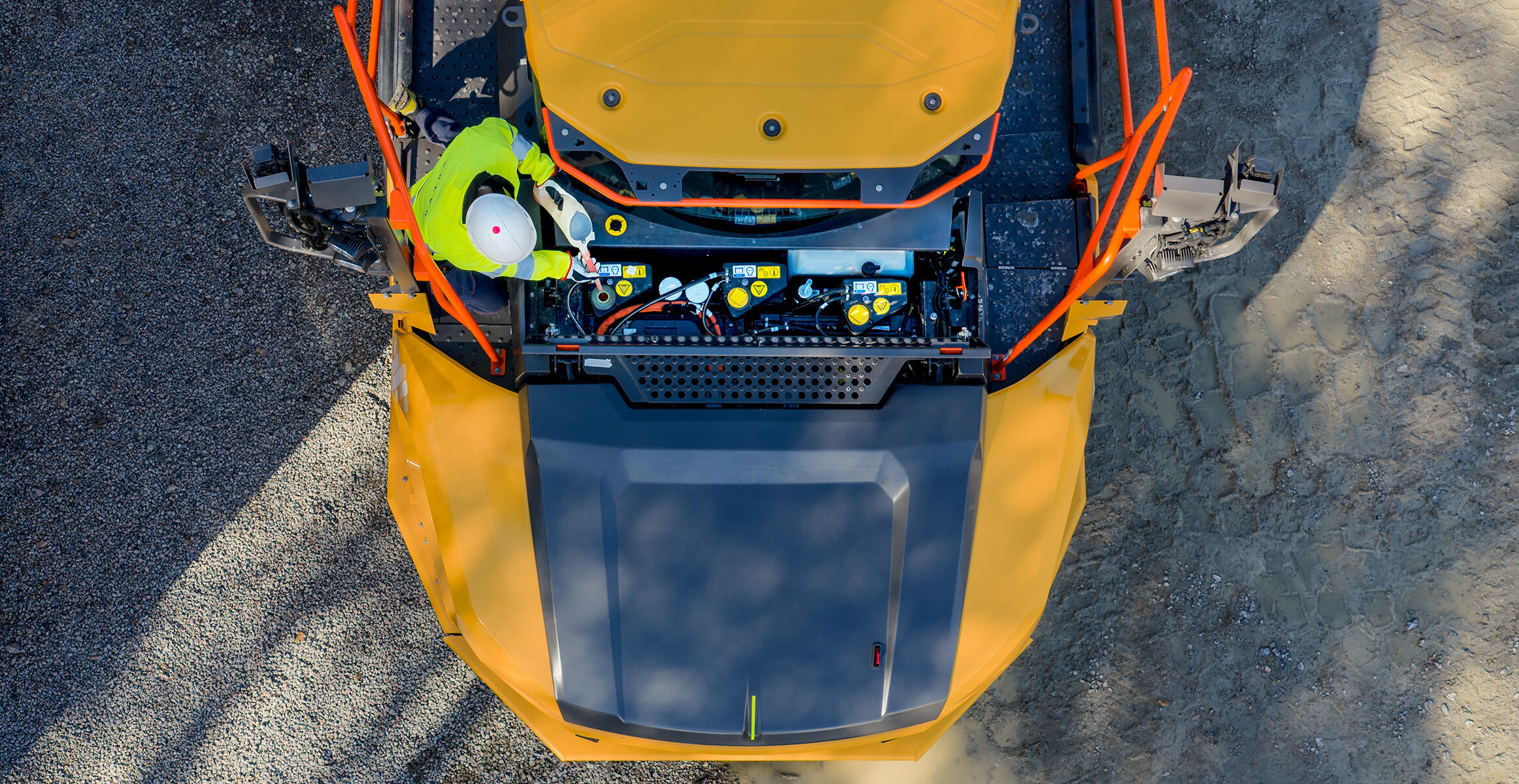 Un technicien d'entretien effectuant des travaux sur un nouveau tombereau articulé électrique Volvo A30 Electric