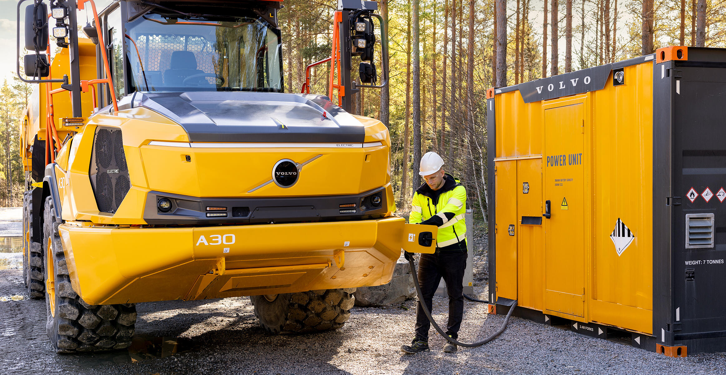Une personne entame la recharge d'un nouveau tombereau articulé électrique Volvo A30 Electric